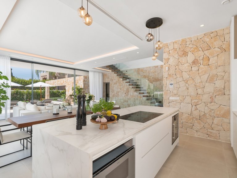 SPLENDID BEACHSIDE VILLA IN CORTIJO BLANCO, SAN PEDRO DE ALCANTARA 3