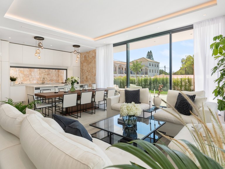 SPLENDID BEACHSIDE VILLA IN CORTIJO BLANCO, SAN PEDRO DE ALCANTARA 9
