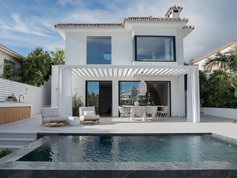BEACHSIDE, MEDITERRANEAN-SCANDINAVIAN STYLE VILLA FOR SALE IN NUEVA ANDALUCIA, MARBELLA 18