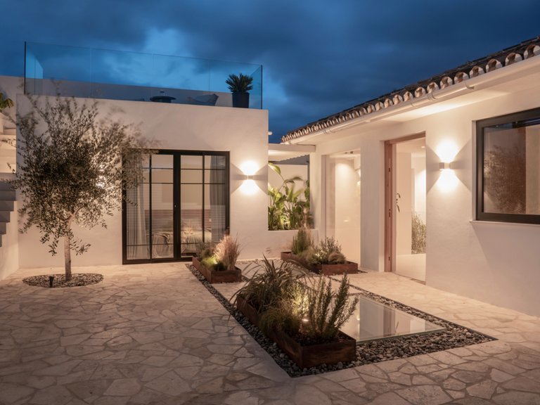 BEACHSIDE, MEDITERRANEAN-SCANDINAVIAN STYLE VILLA FOR SALE IN NUEVA ANDALUCIA, MARBELLA 28