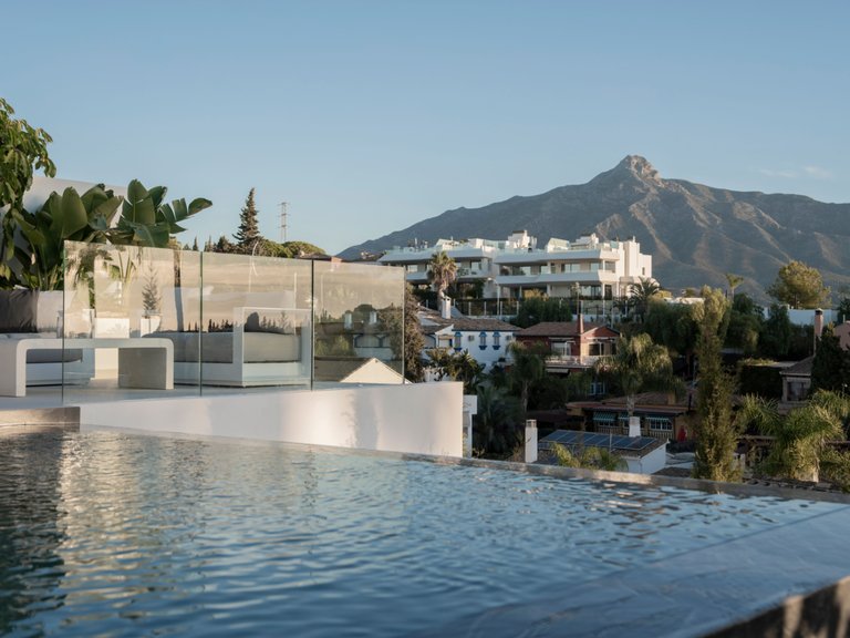 BEACHSIDE, MEDITERRANEAN-SCANDINAVIAN STYLE VILLA FOR SALE IN NUEVA ANDALUCIA, MARBELLA 17