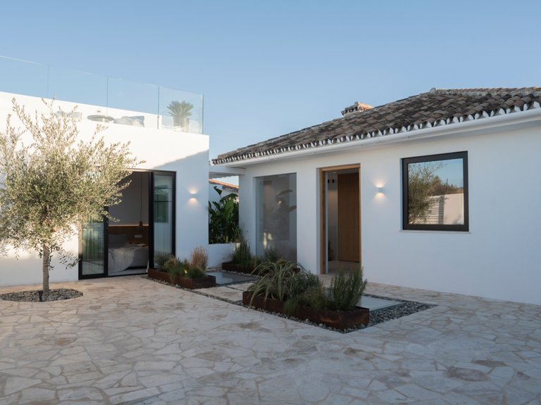 BEACHSIDE, MEDITERRANEAN-SCANDINAVIAN STYLE VILLA FOR SALE IN NUEVA ANDALUCIA, MARBELLA 9