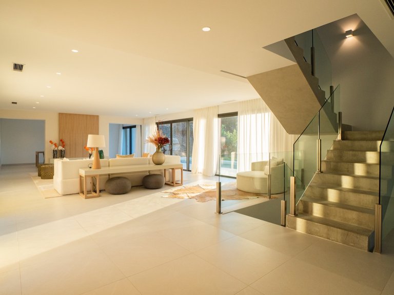 LUXURIOUS CONTEMPORARY VILLA WITH MEDITERRANEAN VIEWS 8