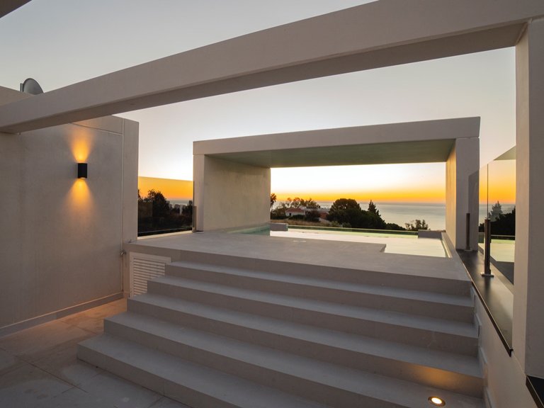 LUXURIOUS CONTEMPORARY VILLA WITH MEDITERRANEAN VIEWS 2