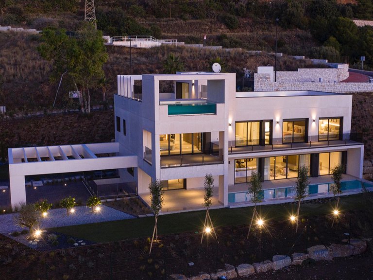 LUXURIOUS CONTEMPORARY VILLA WITH MEDITERRANEAN VIEWS 24
