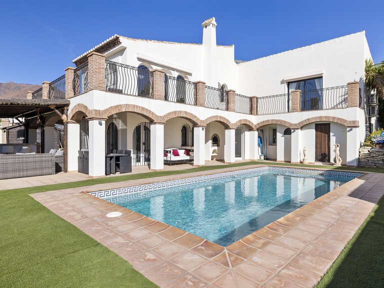 CHARMING VILLA WITH MOUNTAIN AND GOLF VIEWS FOR SALE IN VALLE ROMANO, ESTEPONA 1