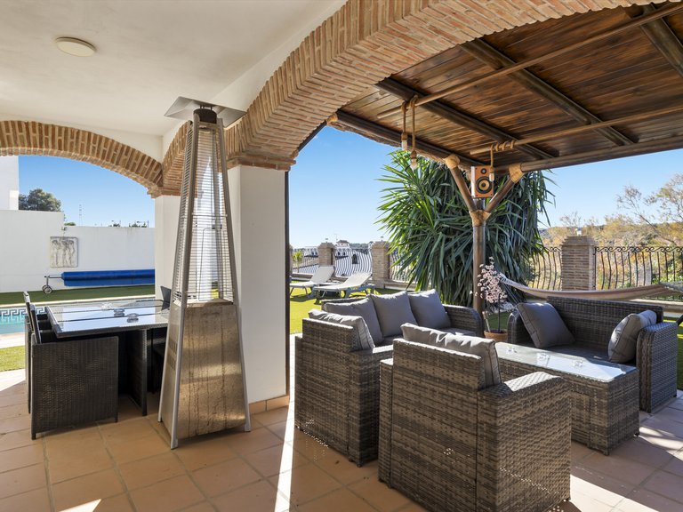 CHARMING VILLA WITH MOUNTAIN AND GOLF VIEWS FOR SALE IN VALLE ROMANO, ESTEPONA 16
