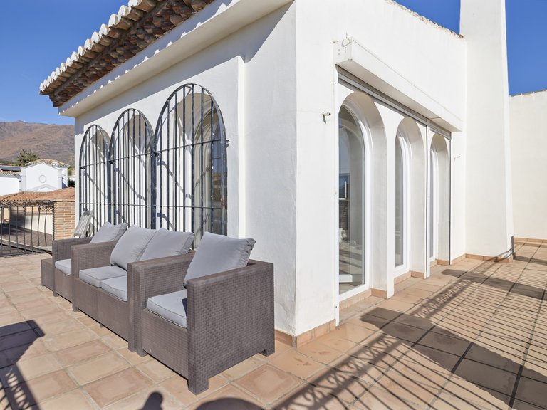 CHARMING VILLA WITH MOUNTAIN AND GOLF VIEWS FOR SALE IN VALLE ROMANO, ESTEPONA 14