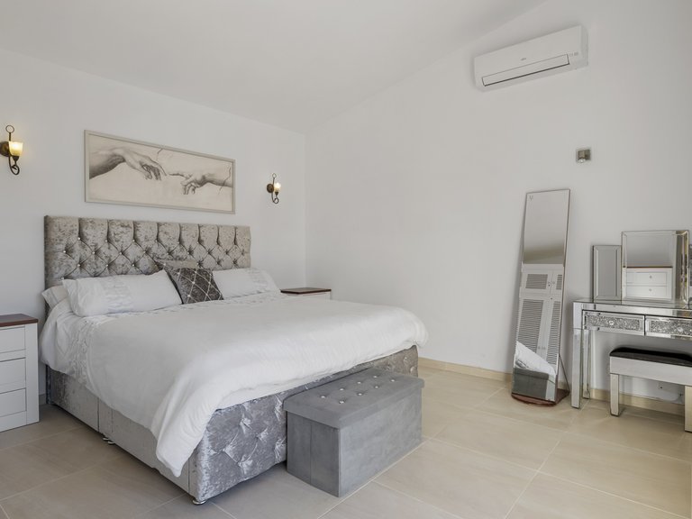 CHARMING VILLA WITH MOUNTAIN AND GOLF VIEWS FOR SALE IN VALLE ROMANO, ESTEPONA 20