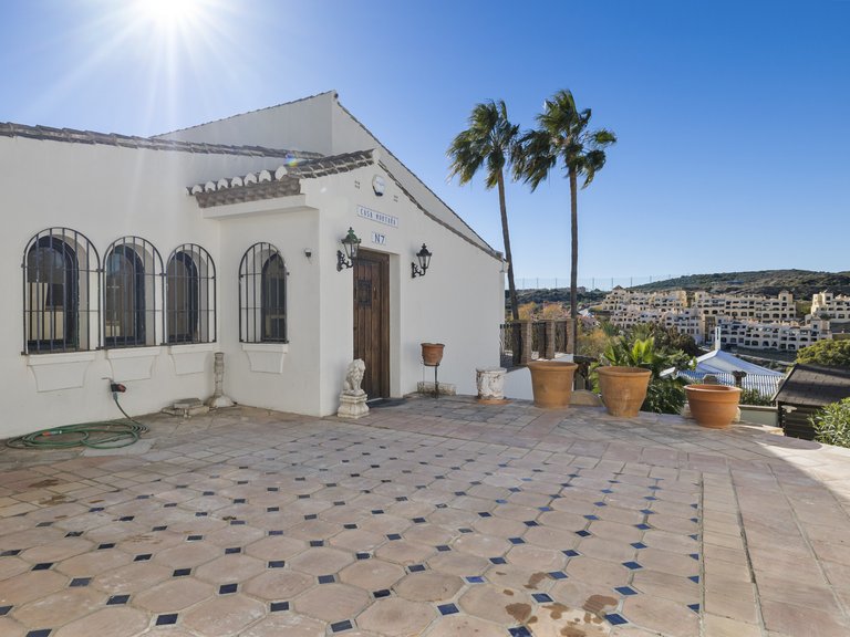 CHARMING VILLA WITH MOUNTAIN AND GOLF VIEWS FOR SALE IN VALLE ROMANO, ESTEPONA 2