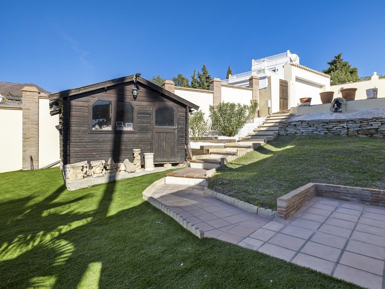 CHARMING VILLA WITH MOUNTAIN AND GOLF VIEWS FOR SALE IN VALLE ROMANO, ESTEPONA 26