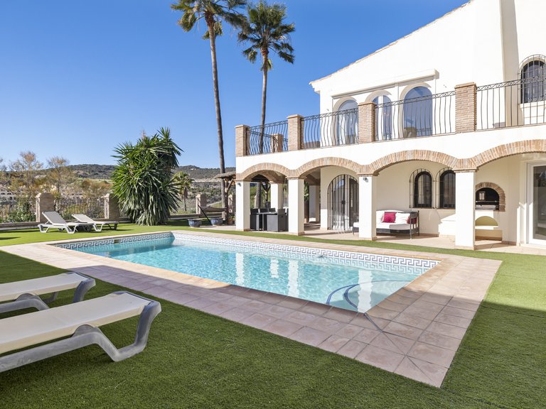 CHARMING VILLA WITH MOUNTAIN AND GOLF VIEWS FOR SALE IN VALLE ROMANO, ESTEPONA 4