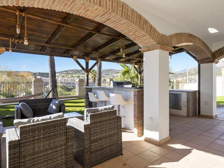 CHARMING VILLA WITH MOUNTAIN AND GOLF VIEWS FOR SALE IN VALLE ROMANO, ESTEPONA 17