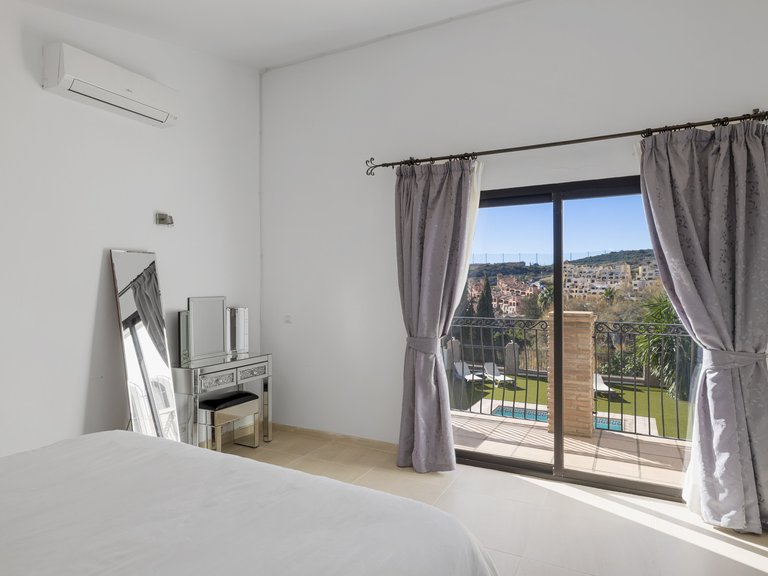 CHARMING VILLA WITH MOUNTAIN AND GOLF VIEWS FOR SALE IN VALLE ROMANO, ESTEPONA 21