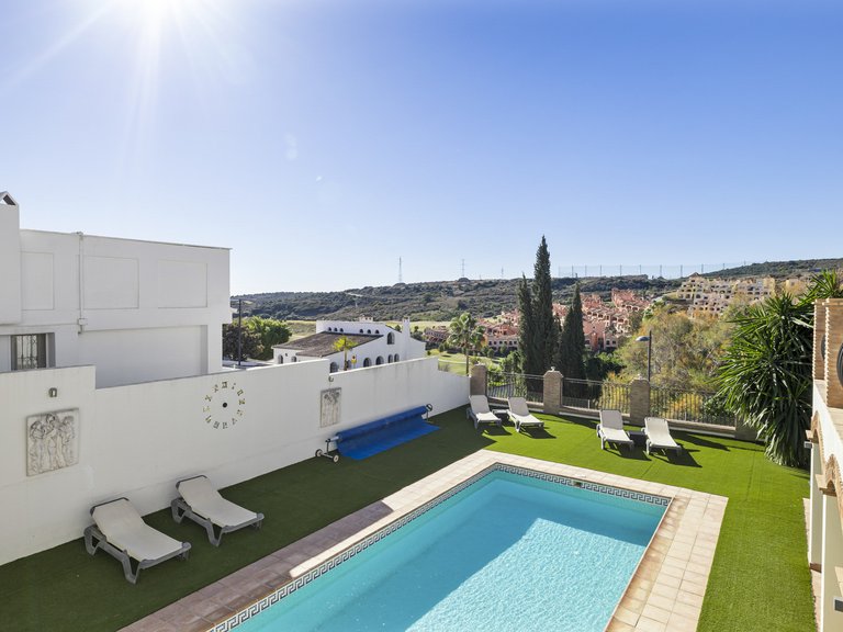 CHARMING VILLA WITH MOUNTAIN AND GOLF VIEWS FOR SALE IN VALLE ROMANO, ESTEPONA 13