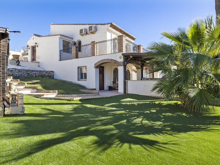 CHARMING VILLA WITH MOUNTAIN AND GOLF VIEWS FOR SALE IN VALLE ROMANO, ESTEPONA 5