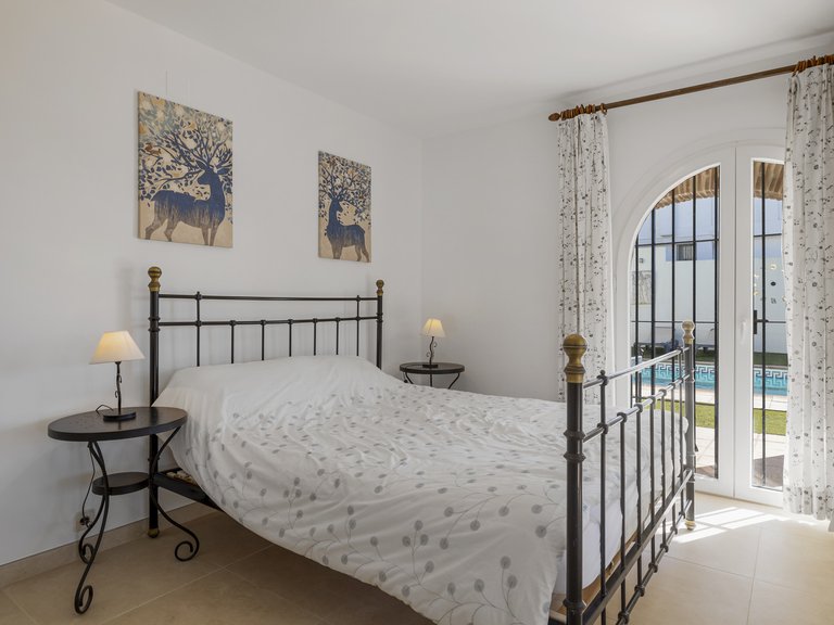 CHARMING VILLA WITH MOUNTAIN AND GOLF VIEWS FOR SALE IN VALLE ROMANO, ESTEPONA 24