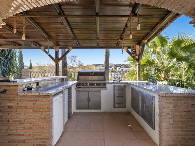CHARMING VILLA WITH MOUNTAIN AND GOLF VIEWS FOR SALE IN VALLE ROMANO, ESTEPONA 18