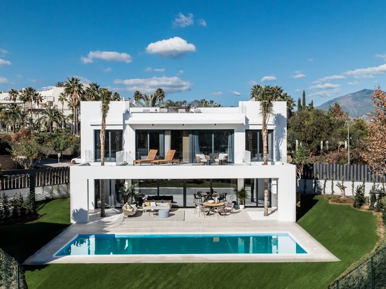 LUXURY VILLA FOR SALE IN EL CAMPANARIO 1
