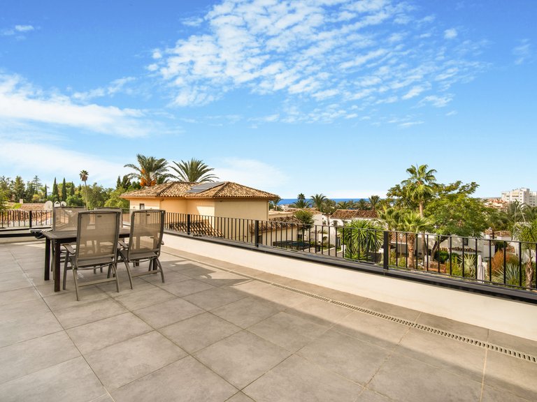WELCOMING VILLA FOR SALE IN RIO REAL, MARBELLA 31
