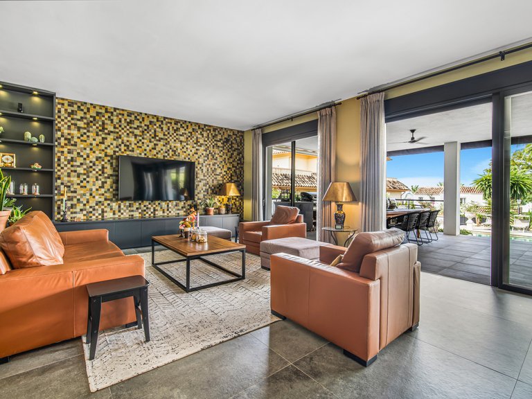 WELCOMING VILLA FOR SALE IN RIO REAL, MARBELLA 3
