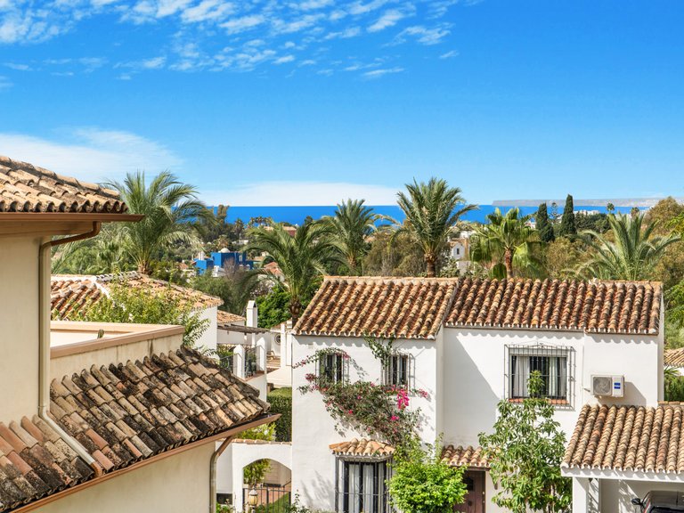 WELCOMING VILLA FOR SALE IN RIO REAL, MARBELLA 2