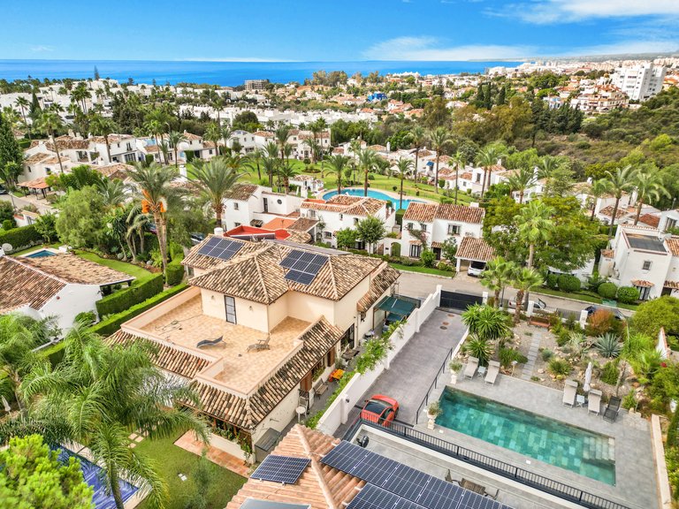 WELCOMING VILLA FOR SALE IN RIO REAL, MARBELLA 34