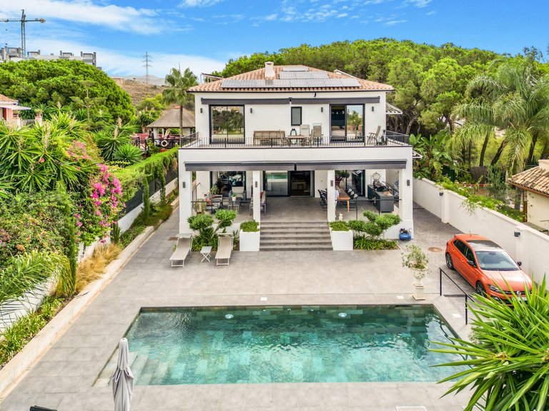 WELCOMING VILLA FOR SALE IN RIO REAL, MARBELLA 1
