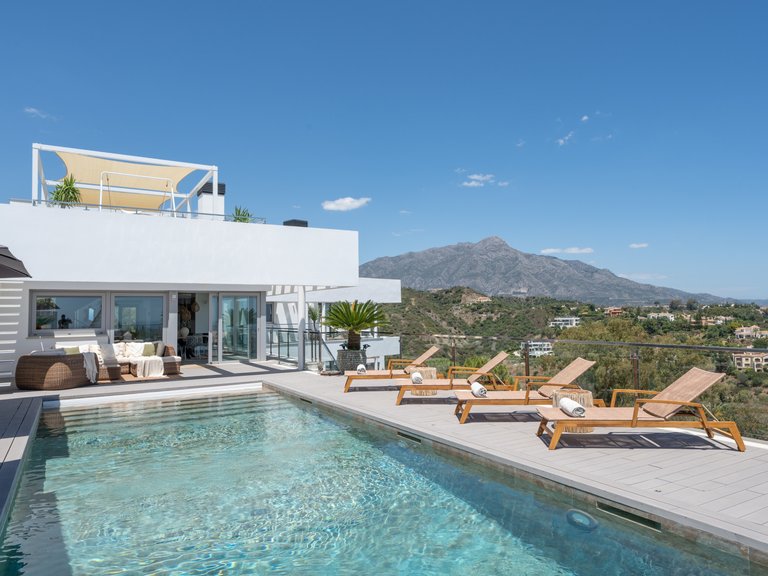 FRIEDLICHE MODERNE VILLA ZUM VERKAUF IN EL HERROJO, BENAHAVIS 9