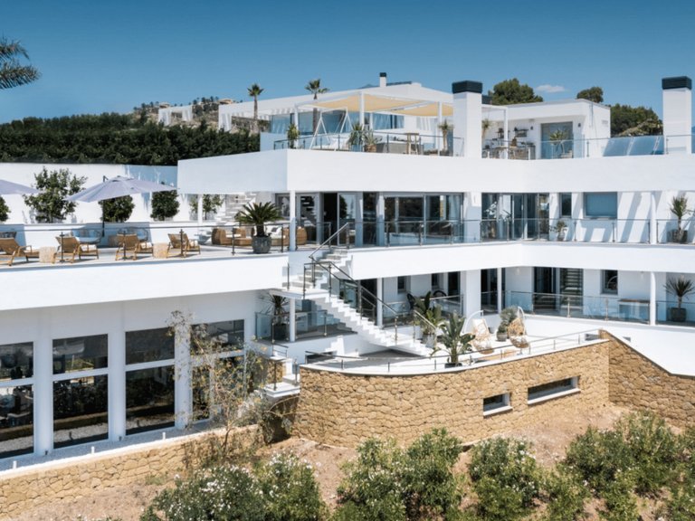 FRIEDLICHE MODERNE VILLA ZUM VERKAUF IN EL HERROJO, BENAHAVIS 13