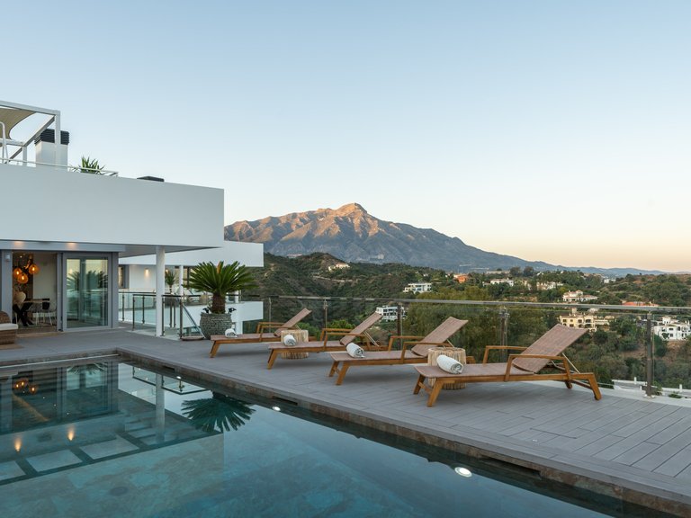 FRIEDLICHE MODERNE VILLA ZUM VERKAUF IN EL HERROJO, BENAHAVIS 6