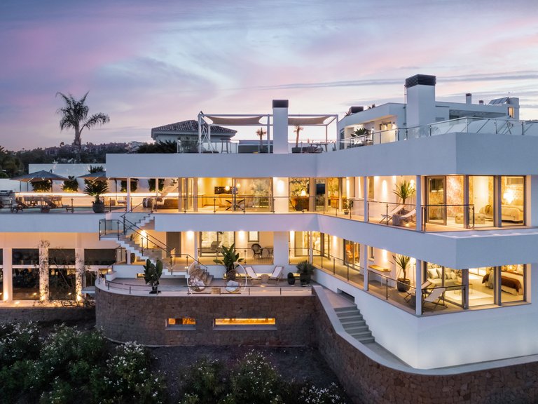 FRIEDLICHE MODERNE VILLA ZUM VERKAUF IN EL HERROJO, BENAHAVIS 4