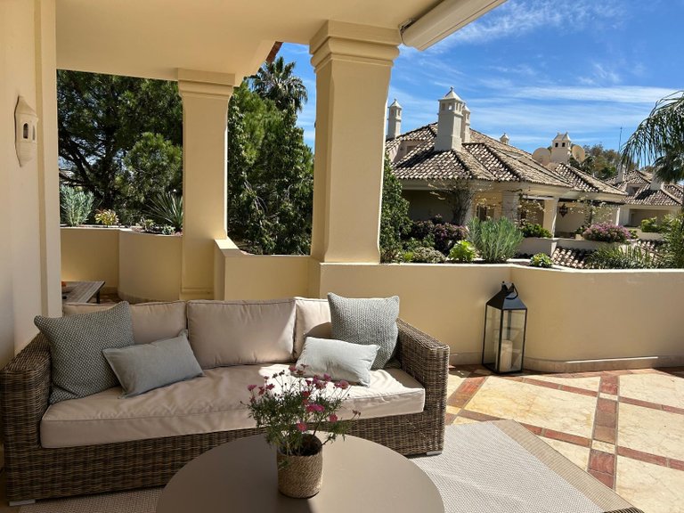 DUPLEX EN PREMIÈRE LIGNE DE GOLF À VENDRE À NUEVA ANDALUCÍA, MARBELLA 2