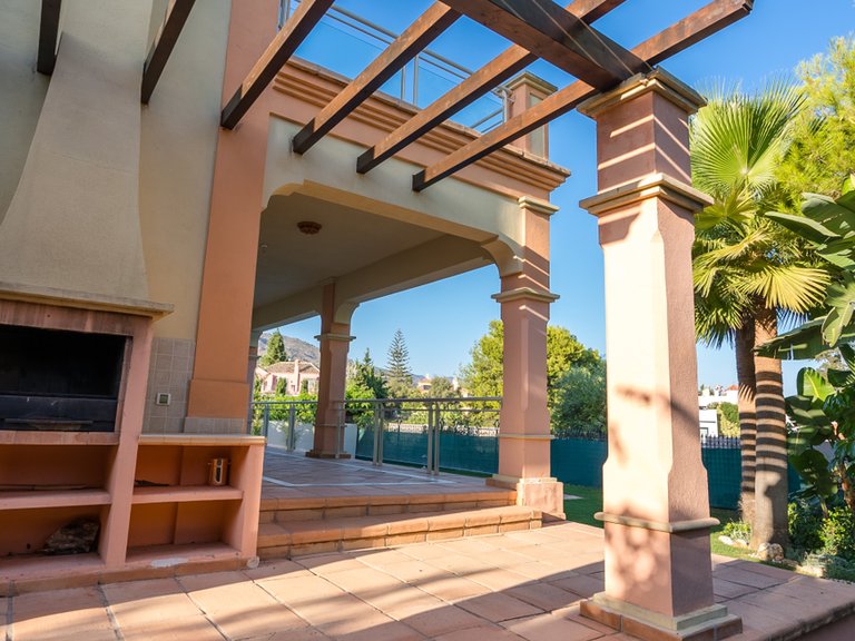 CHARMING FAMILY VILLA FOR SALE IN THE HEART OF MARBELLA 3