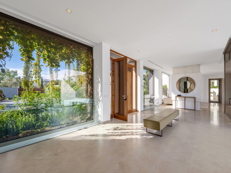 CONTEMPORARY VILLA WITHIN GOLF RESORT FOR SALE IN BENAHAVÍS 8