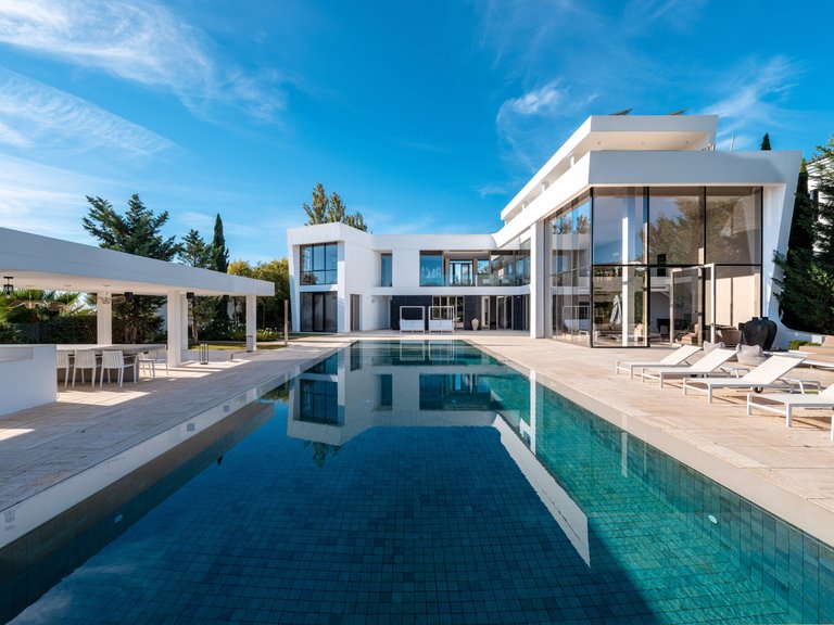 CONTEMPORARY VILLA WITHIN GOLF RESORT FOR SALE IN BENAHAVÍS 1