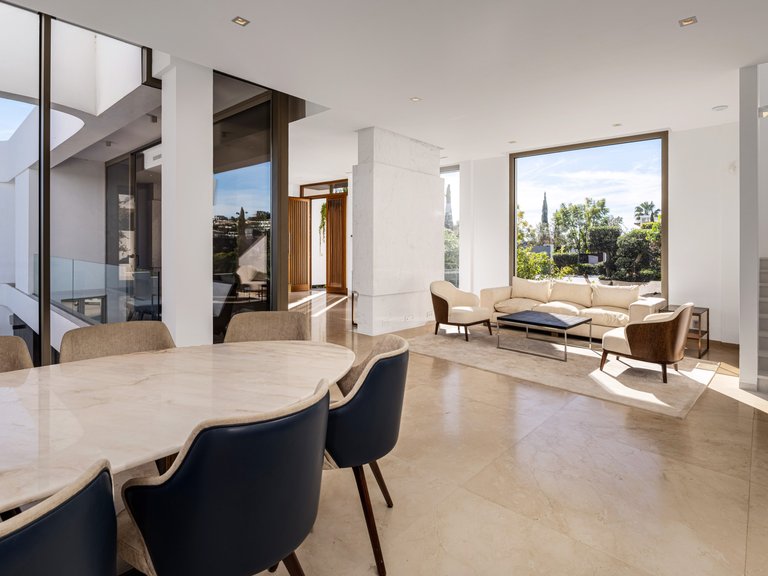 CONTEMPORARY VILLA WITHIN GOLF RESORT FOR SALE IN BENAHAVÍS 9