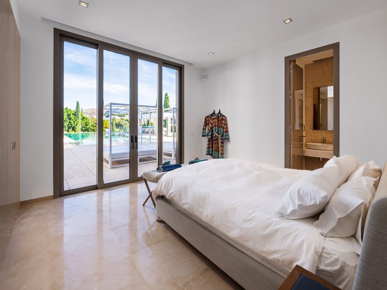 CONTEMPORARY VILLA WITHIN GOLF RESORT FOR SALE IN BENAHAVÍS 13