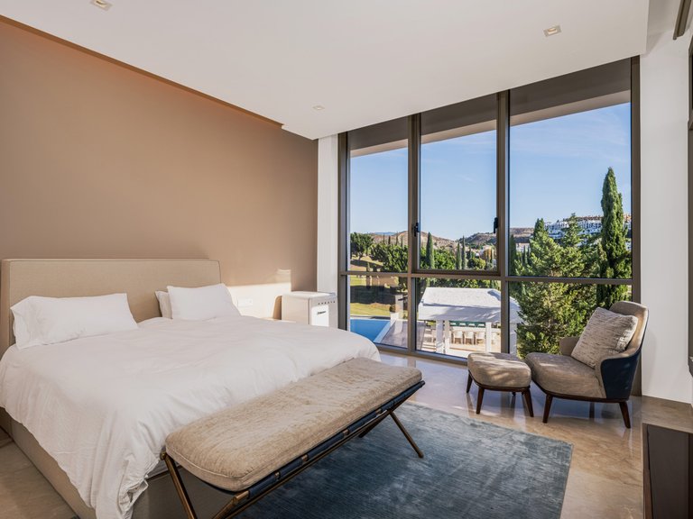 CONTEMPORARY VILLA WITHIN GOLF RESORT FOR SALE IN BENAHAVÍS 12