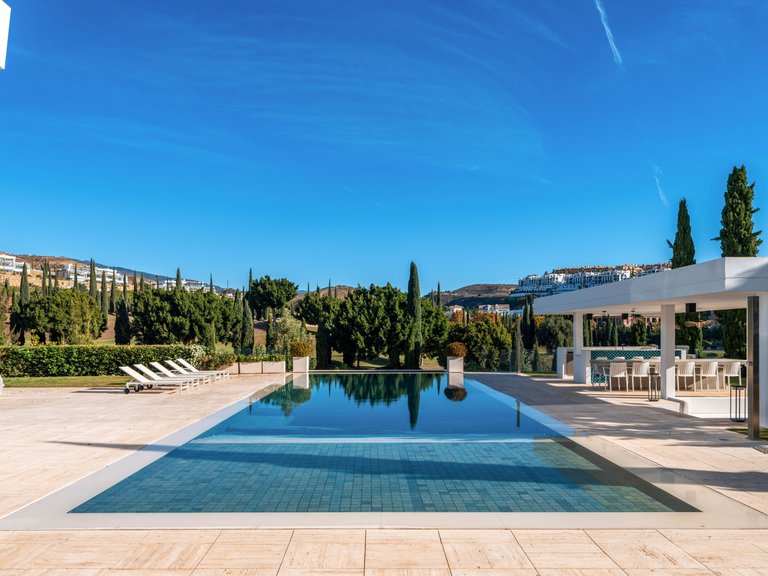 CONTEMPORARY VILLA WITHIN GOLF RESORT FOR SALE IN BENAHAVÍS 6
