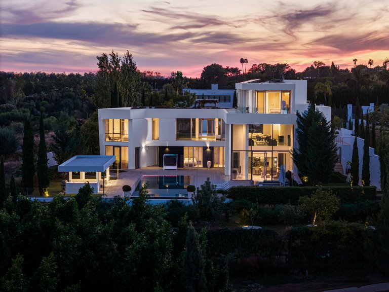 CONTEMPORARY VILLA WITHIN GOLF RESORT FOR SALE IN BENAHAVÍS 14