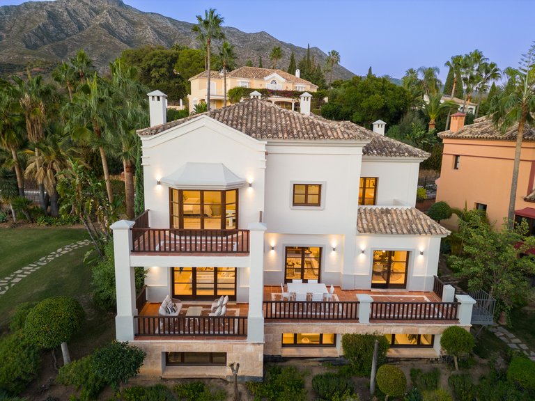 ENTZÜCKENDES MITTELMEER-STADTHAUS ZUM VERKAUF AN DER GOLDEN MILE VON MARBELLA 1