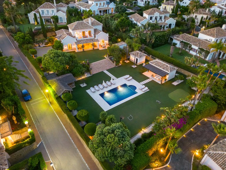 HERVORRAGENDE VILLA ZUM VERKAUF IN EL PARAISO 30