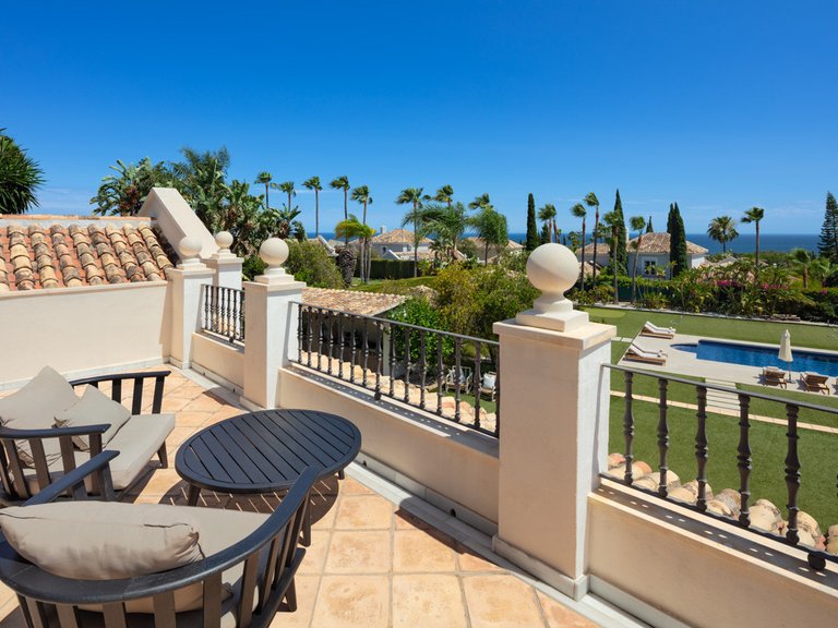 HERVORRAGENDE VILLA ZUM VERKAUF IN EL PARAISO 22