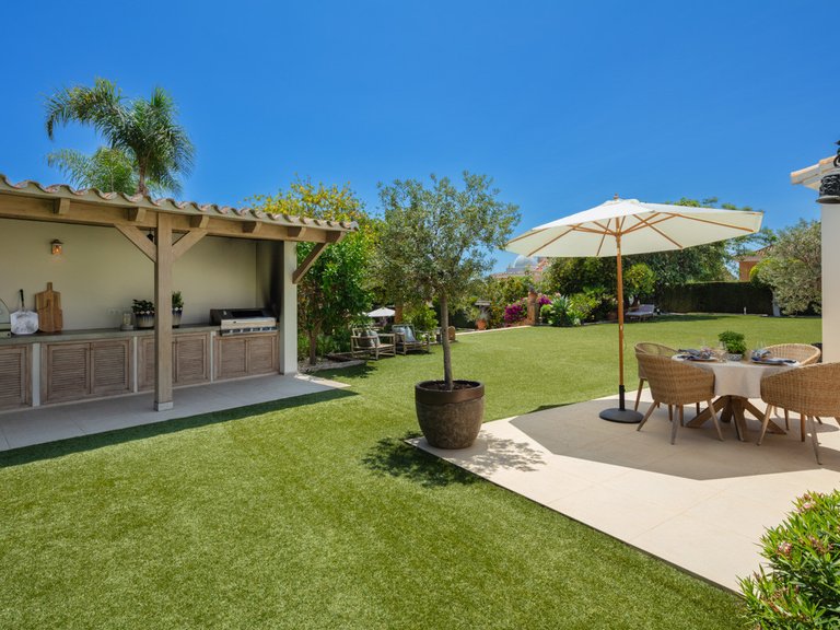 HERVORRAGENDE VILLA ZUM VERKAUF IN EL PARAISO 8