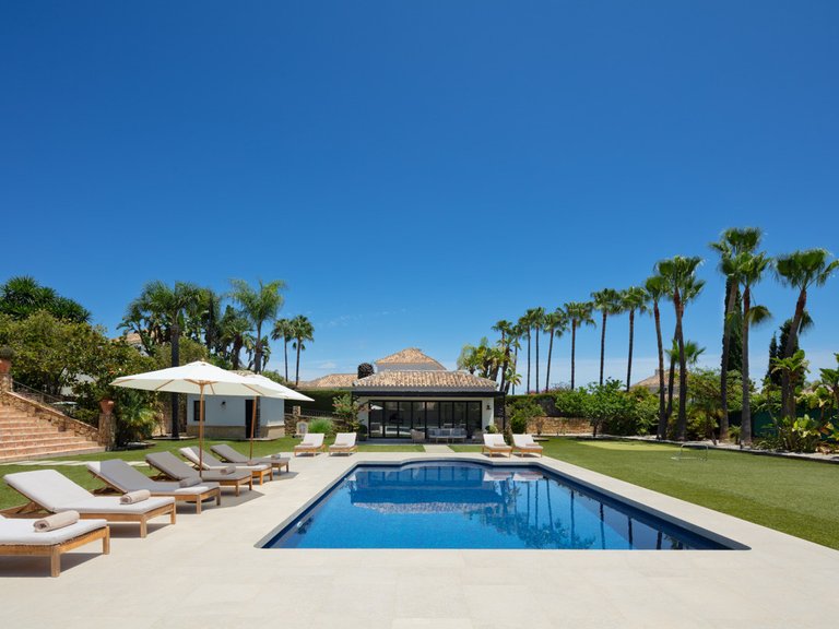 HERVORRAGENDE VILLA ZUM VERKAUF IN EL PARAISO 1