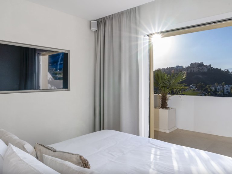 ERHÖHTES DUPLEX-PENTHOUSE ZUM VERKAUF AUF DEN HÜGELN VON LA QUINTA, BENAHAVIS 7