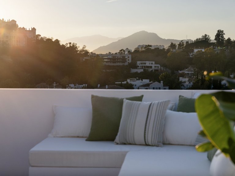 ERHÖHTES DUPLEX-PENTHOUSE ZUM VERKAUF AUF DEN HÜGELN VON LA QUINTA, BENAHAVIS 29