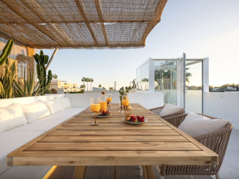 ERHÖHTES DUPLEX-PENTHOUSE ZUM VERKAUF AUF DEN HÜGELN VON LA QUINTA, BENAHAVIS 28
