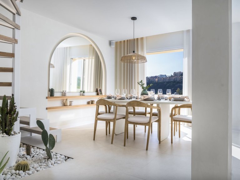 ERHÖHTES DUPLEX-PENTHOUSE ZUM VERKAUF AUF DEN HÜGELN VON LA QUINTA, BENAHAVIS 1